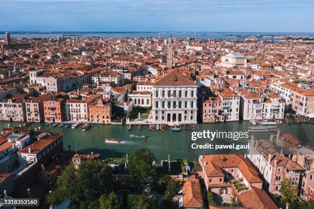 grand canal luchtfoto in venetië italië - punta della dogana stockfoto's en -beelden