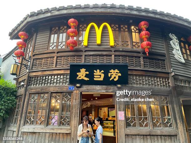 restaurante de comida rápida mcdonald's en fuzhou, china - fuzhou fotografías e imágenes de stock