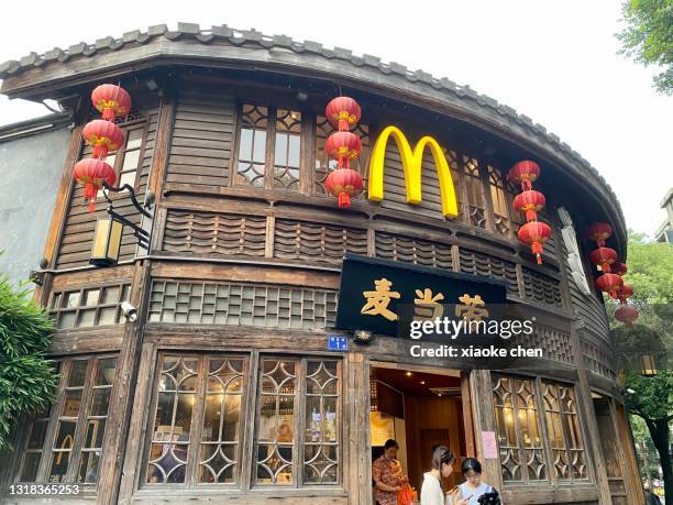 mcdonald's fast food restaurant in fuzhou, china - mcdonald imagens e fotografias de stock