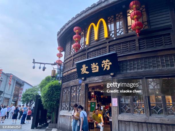 mcdonald's fastfoodrestaurant in fuzhou, china - fuzhou stockfoto's en -beelden