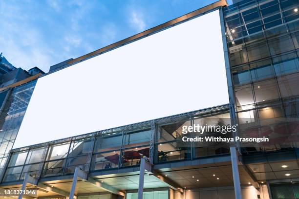 blank billboard on the building. useful for your advertisement. - billboard mockup stock-fotos und bilder