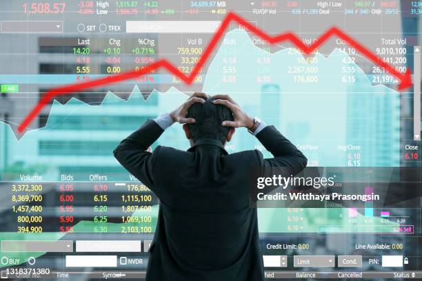 businessman grabs the head concept with business chart on scoreboard - recessie stockfoto's en -beelden