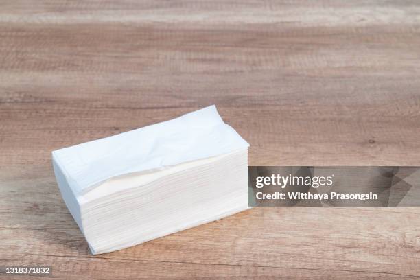 white paper napkin on wooden table, top view - servilleta fotografías e imágenes de stock
