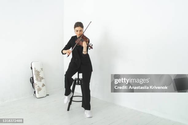 portrait of beautiful female violinist. - fabolous musician stockfoto's en -beelden