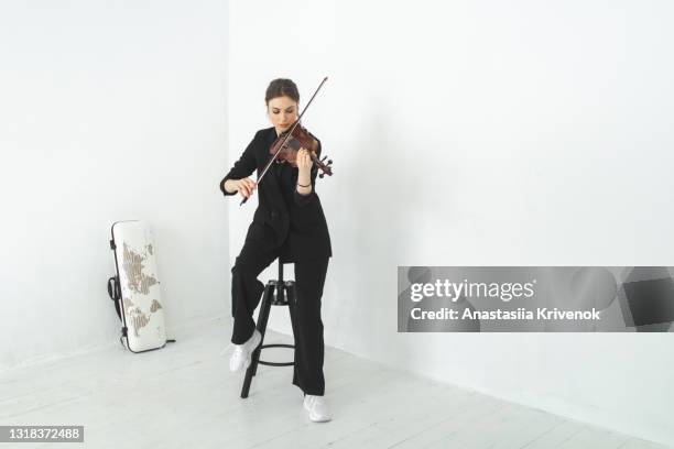 portrait of beautiful female violinist. - musica clássica imagens e fotografias de stock