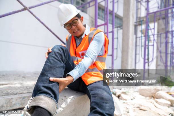 construction worker has an accident while working - work injury stock pictures, royalty-free photos & images
