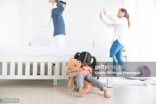 family problem, father and mather is fighting but daughter very sad - asian couple arguing stockfoto's en -beelden