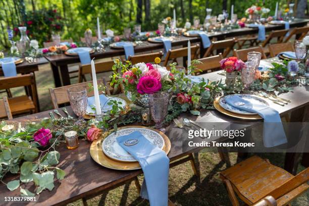 wedding place settings - floral decoration foto e immagini stock