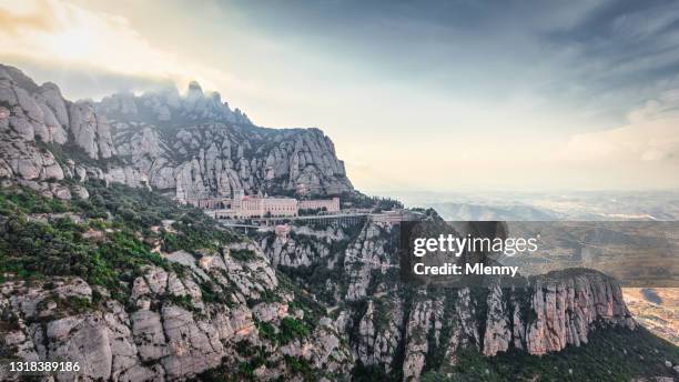 montserrat kloster barcelona katalonien spanien - catalogne stock-fotos und bilder