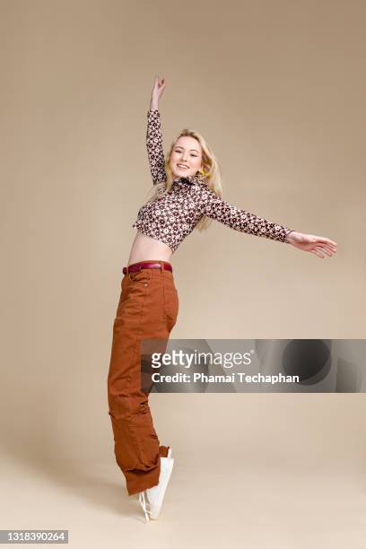 happy young woman in retro style outfit - bending over backwards stockfoto's en -beelden