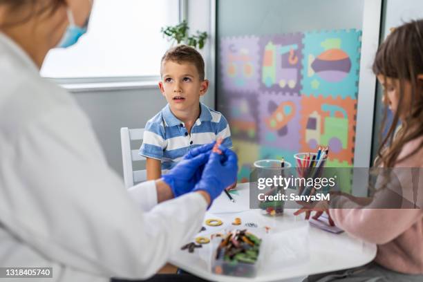 children at speech therapist office - speech pathology stock pictures, royalty-free photos & images