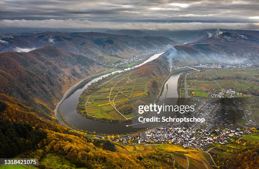 De Kromming van de Rivier van de moezel - Moselschleife in Duitsland De Kromming van de Rivier van de moezel - Moselschleife in Duitsland