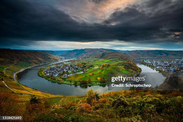 de kromming van de rivier van moezel in duitsland - moezel stockfoto's en -beelden