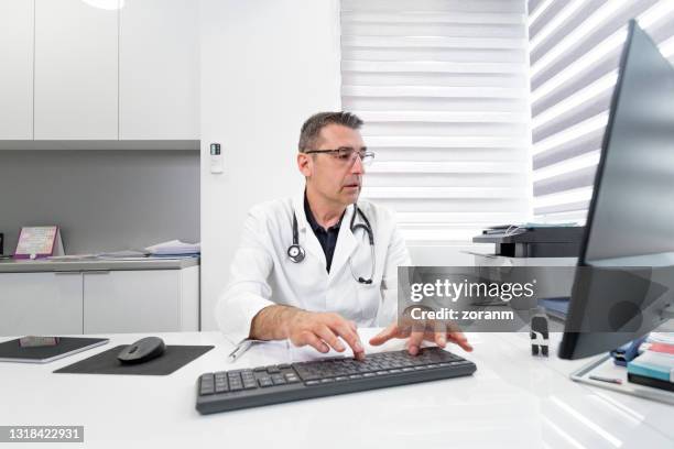 Computer Filling Computer Filling Forms Photos and Premium High Res Pictures - Getty Images