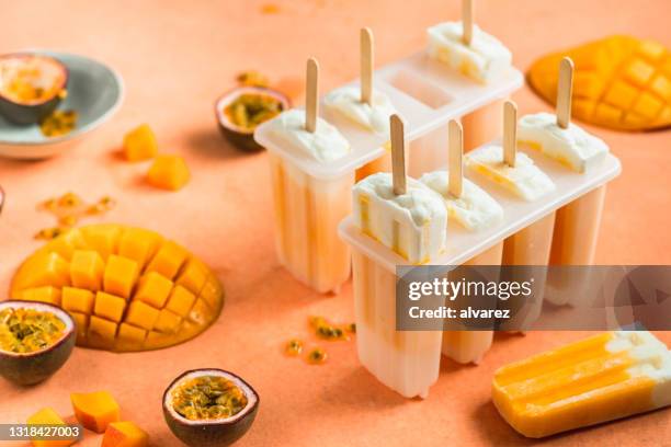 preparación de paletas de maracuyá de mango - amoldar fotografías e imágenes de stock