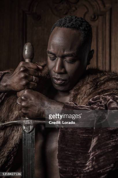 arma que empuña vikingo inspirado guerrero africano negro - príncipe persona de la realeza fotografías e imágenes de stock