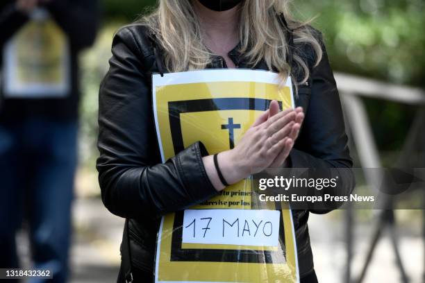 Person of the aesthetics sector comes with a banner that simulates an obituary to a demonstration organized from the Paseo del Prado to the Congress...