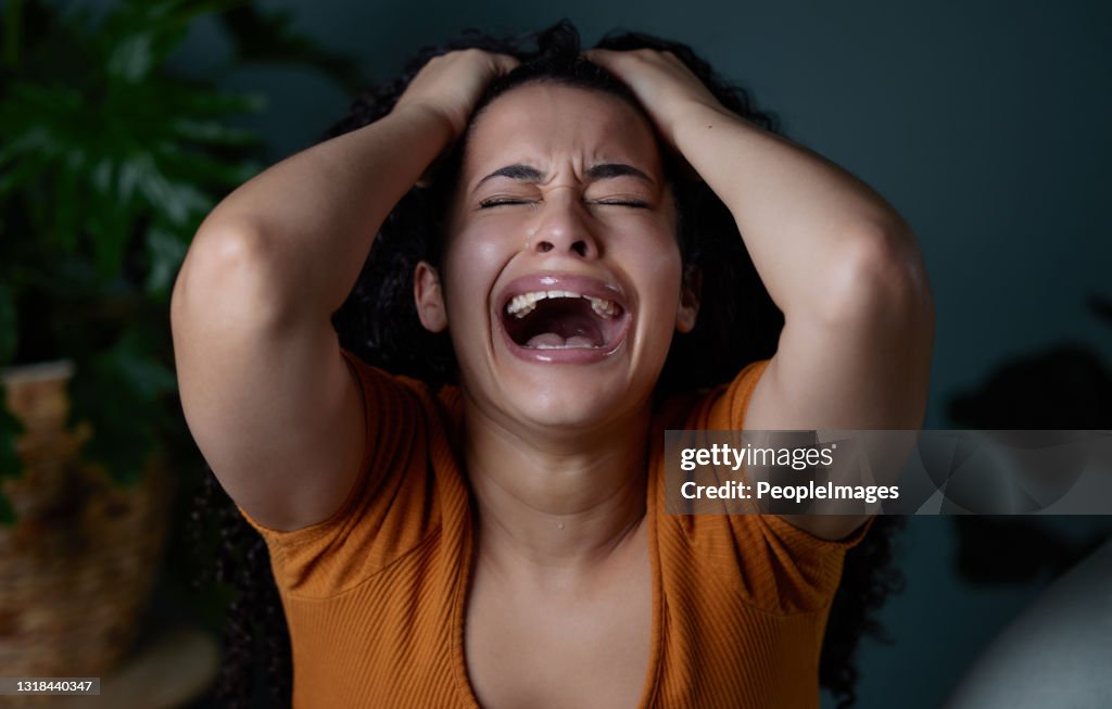 Foto de una joven sintiéndose infeliz en casa