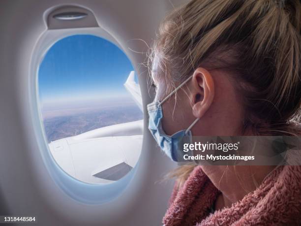 vrouw die met vliegtuig reist tijdens coronaviruspandemie - abu dhabi airport stockfoto's en -beelden