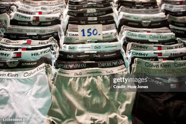 fake designer underwear, pratunam market, bangkok, thailand - giorgio armani designermarke stock-fotos und bilder