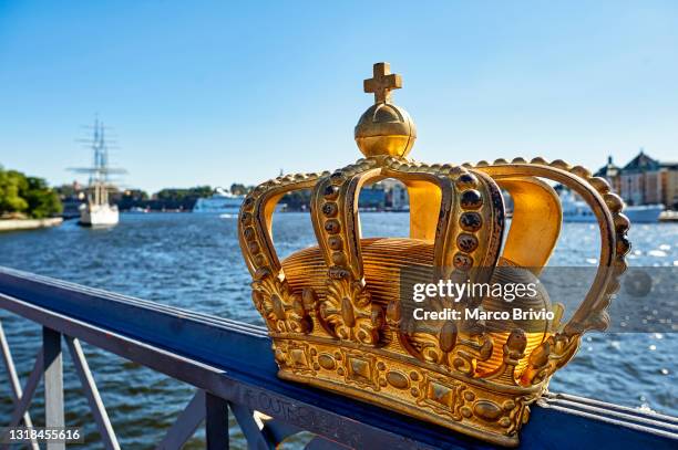 the crown on skeppsholm bridge. stockholm sweden - stockholm summer stockfoto's en -beelden