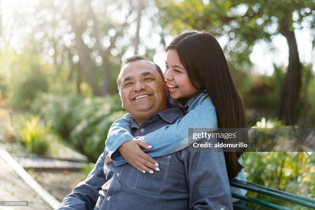 Glücklich latin Vater und Tochter genießen Zeit im Park