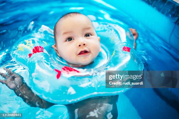 de kuuroord van de baby - float stockfoto's en -beelden