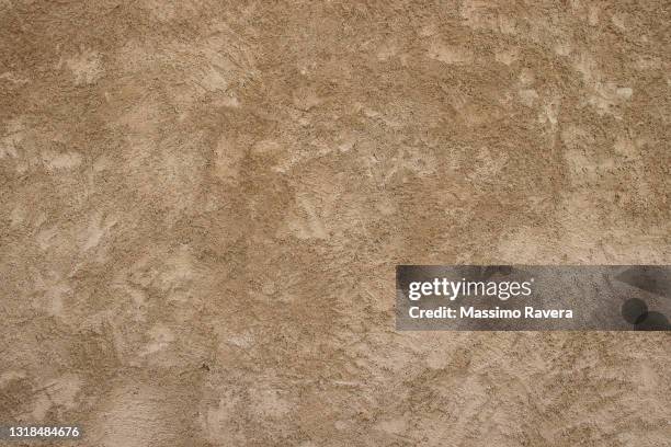 sand color - textured wall - sand fotografías e imágenes de stock