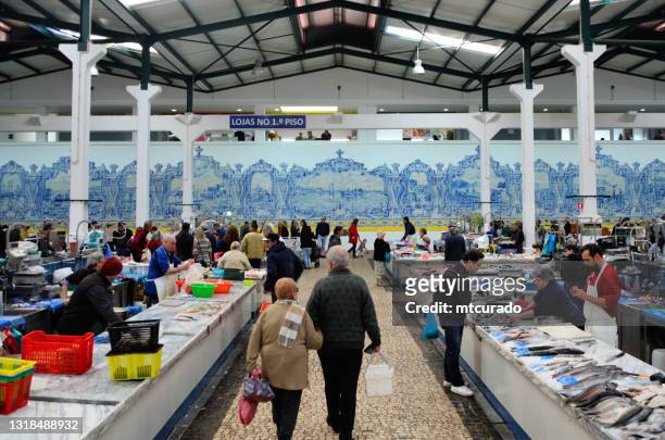 setubal fischmarkt , der 'mercado do livramento', portugal - distrikt setúbal stock-fotos und bilder