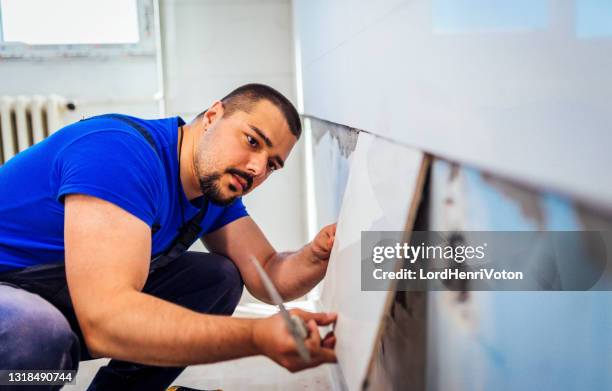 installation of tiles - tiler stock pictures, royalty-free photos & images