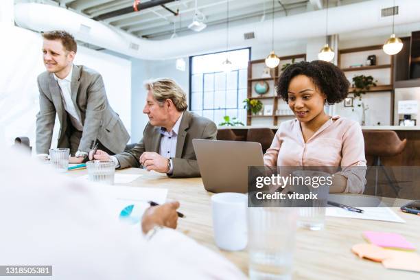 notulen van vergaderingen opnemen - minutenwijzer stockfoto's en -beelden