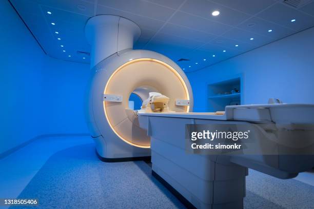 mri-scanner in het ziekenhuis - medische apparatuur stockfoto's en -beelden