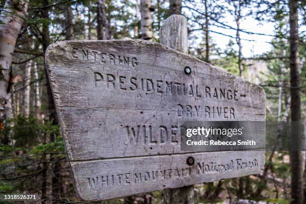 hiking in the mountains in new hampshire - appalachia trail photos et images de collection