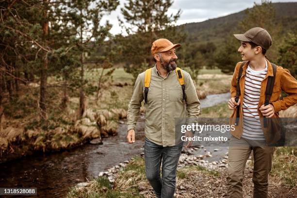 私たちは長い道のりを歩んできた - family hiking ストックフォトと画像