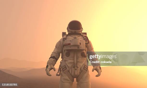 astronaut auf entlegenem planeten - astronaut portrait stock-fotos und bilder