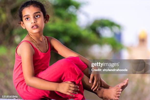 6 jaar oud meisjeszitting alleen voor haar huis - 11 year old indian girl stockfoto's en -beelden