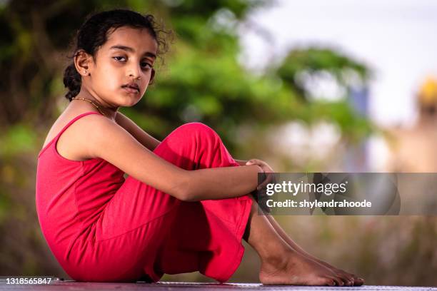 6 jaar oud meisjeszitting alleen voor haar huis - 11 year old indian girl stockfoto's en -beelden