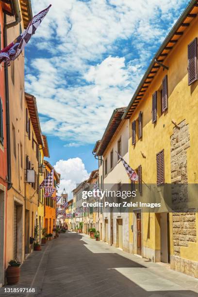 old italian town of san quirico d'orcia - san quirico d'orcia bildbanksfoton och bilder