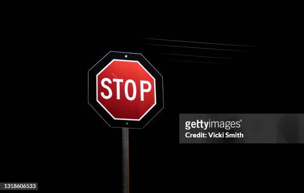 red stop sign against  the dark night sky - geste stop photos et images de collection