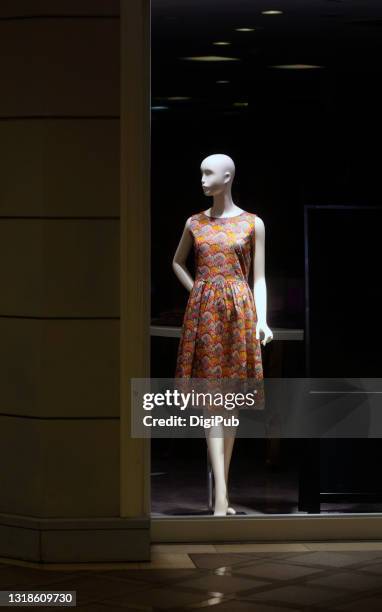 female like mannequin in a closed clothing store - mannequin stockfoto's en -beelden