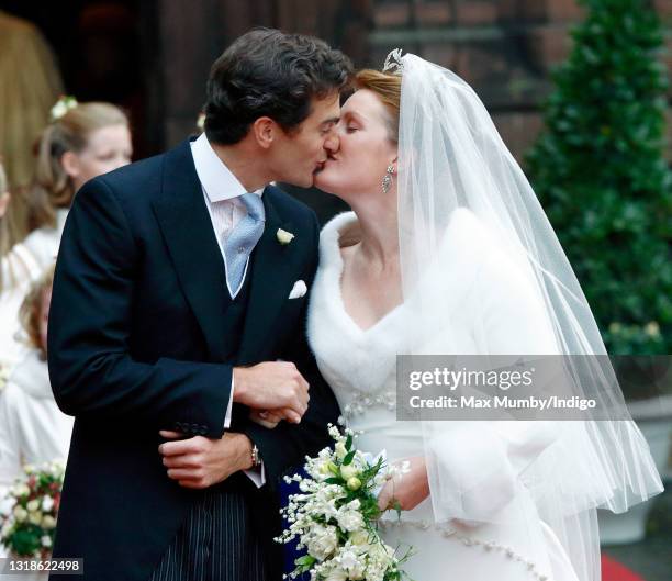 Edward van Cutsem and Lady Tamara Grosvenor kiss as they leave Chester Cathedral following their wedding on November 6, 2004 in Chester, England....