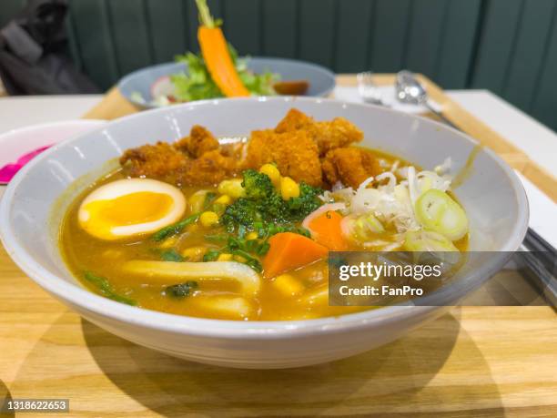 japanese curry udon - カレーうどん ストックフォトと画像