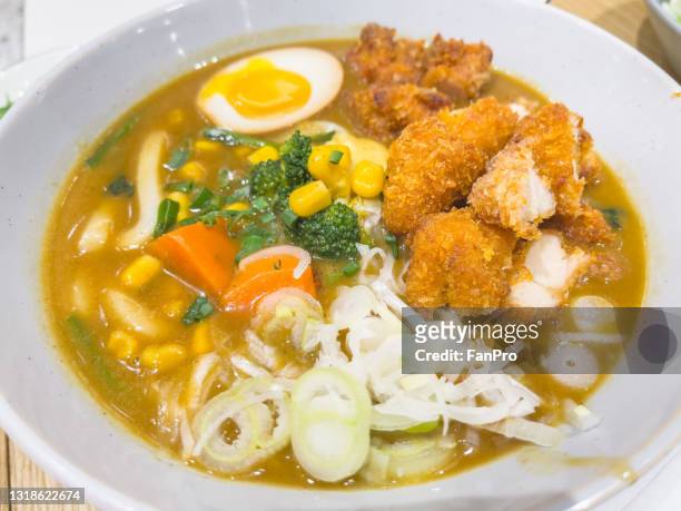 chicken curry black noodles - カレーうどん ストックフォトと画像