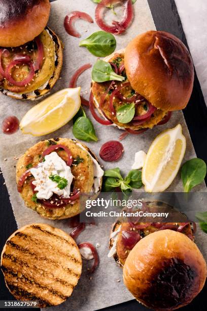 hambúrguer vegetariano com cebola vermelha e agrião em um pão brioche. - homemade - fotografias e filmes do acervo