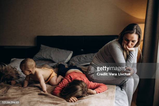 parenting and family difficulties and using phone - sleeping toddler bed fotografías e imágenes de stock