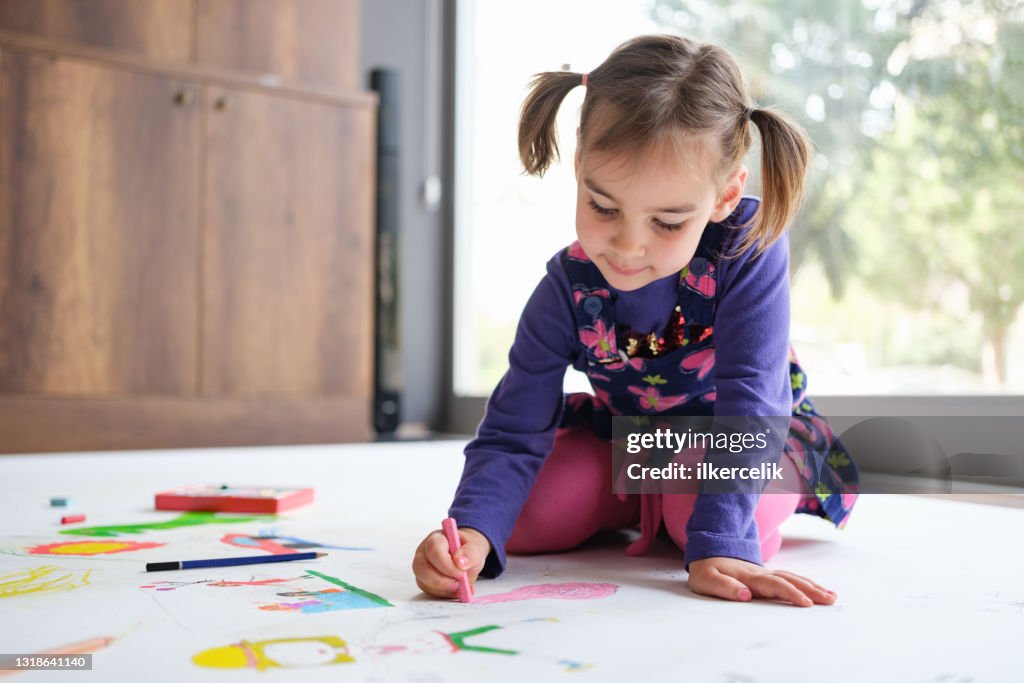 Images de peinture de fille d’enfant sur l’étage