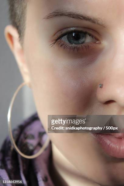 close-up portrait of woman with nose ring and shaved head,nitra,slovakia - skinhead girls - fotografias e filmes do acervo