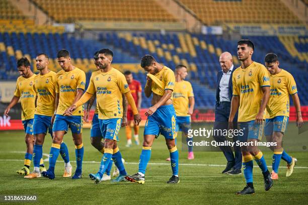 Players of UD Las Palmas reacts after the Liga Smartbank match betwen UD Las Palmas and Real Zaragoza at Estadio Gran Canaria on May 15, 2021 in Las...