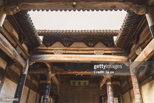 on october 20, 2020, hongcun ancient town tourism area, huangshan city, anhui province. the ancient rich in the village lived in wooden houses. this is the door of the wooden house, with the door god on it. in anhui rural areas, many of these ancient buil - anhui province photos et images de collection