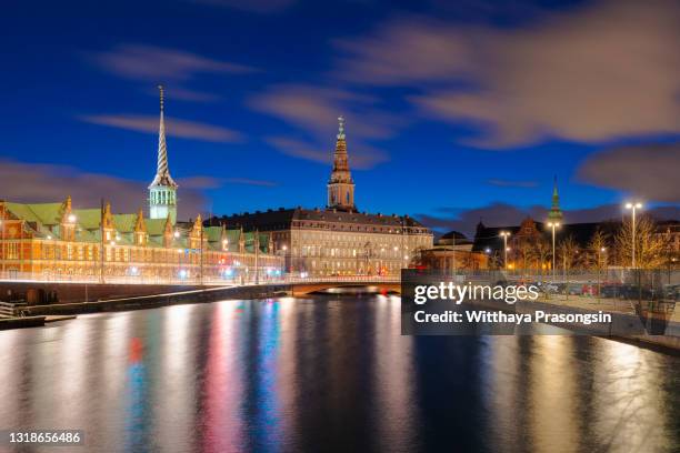 denmark, copenhagen, view over canal towards copenhagen stock exchange and christiansborg castle - christiansborg - fotografias e filmes do acervo